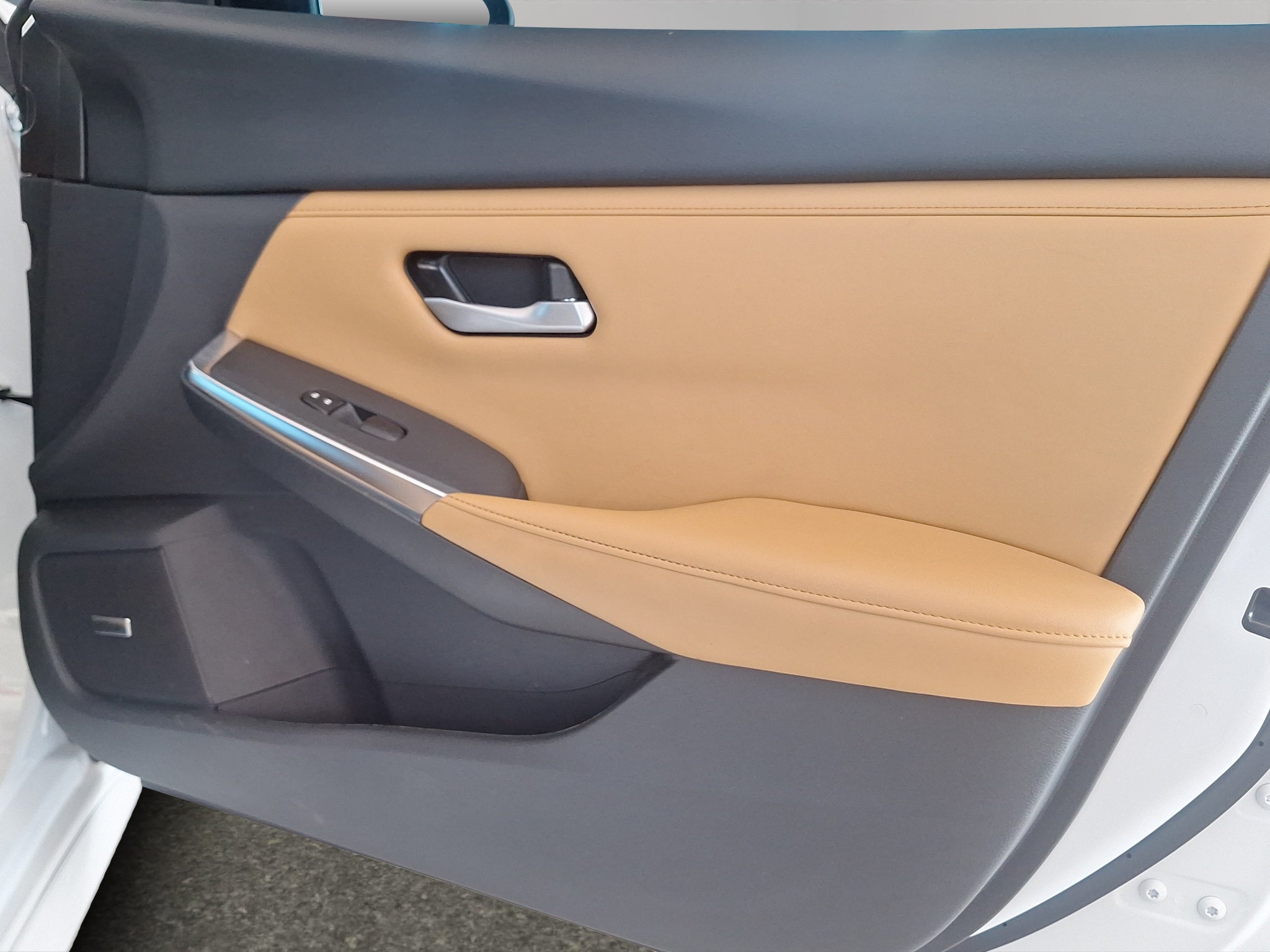 2024 Nissan Sentra 4 pts. SR Platinum, TA, a/ac. Aut., piel, QC, s. Bose, f. led, RA-18