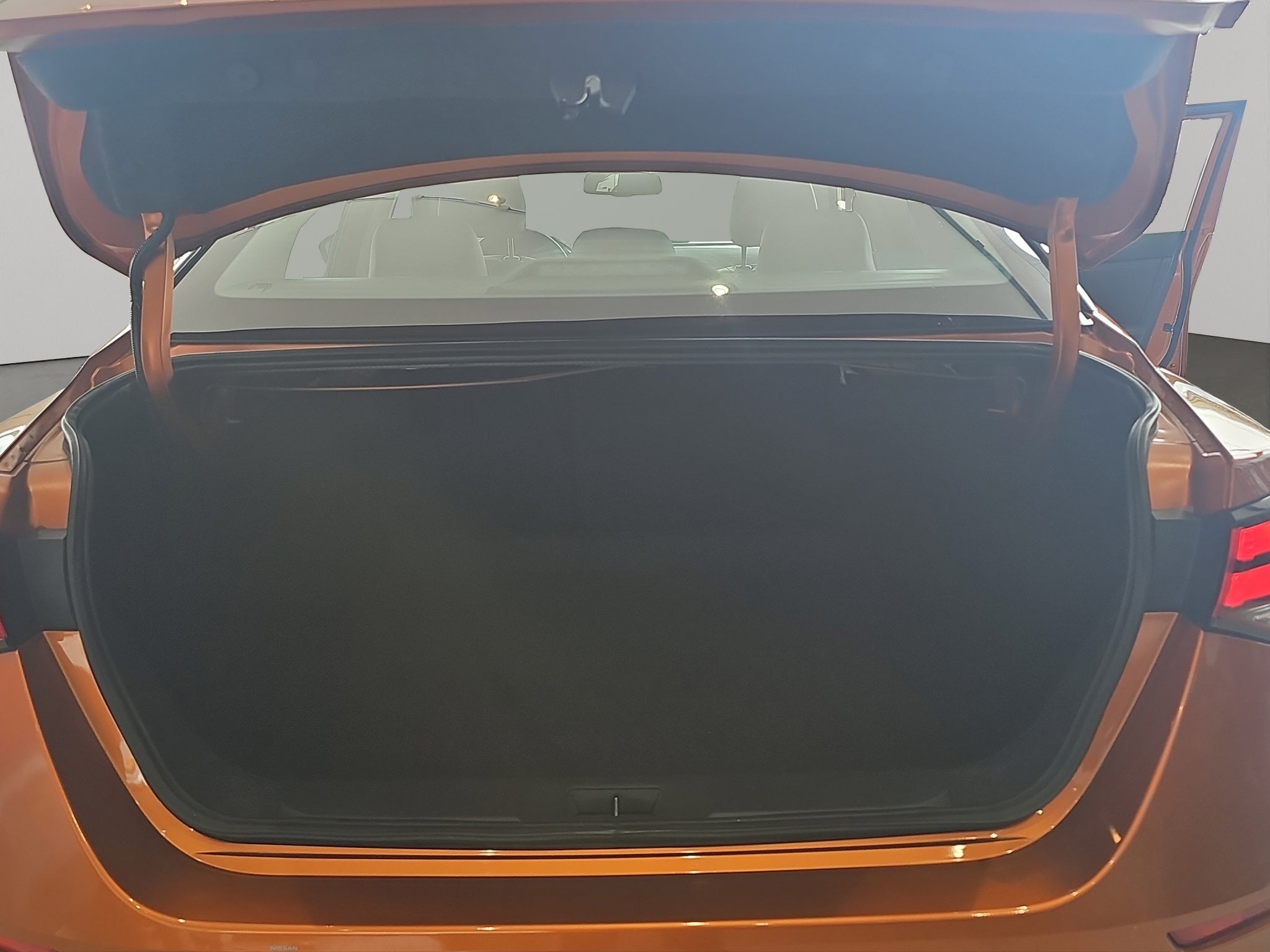 2025 Nissan Sentra 4 pts. SR Platinum, TA, a/ac. Aut., piel, QC, s. Bose, f. led, RA-18 (línea anterior)