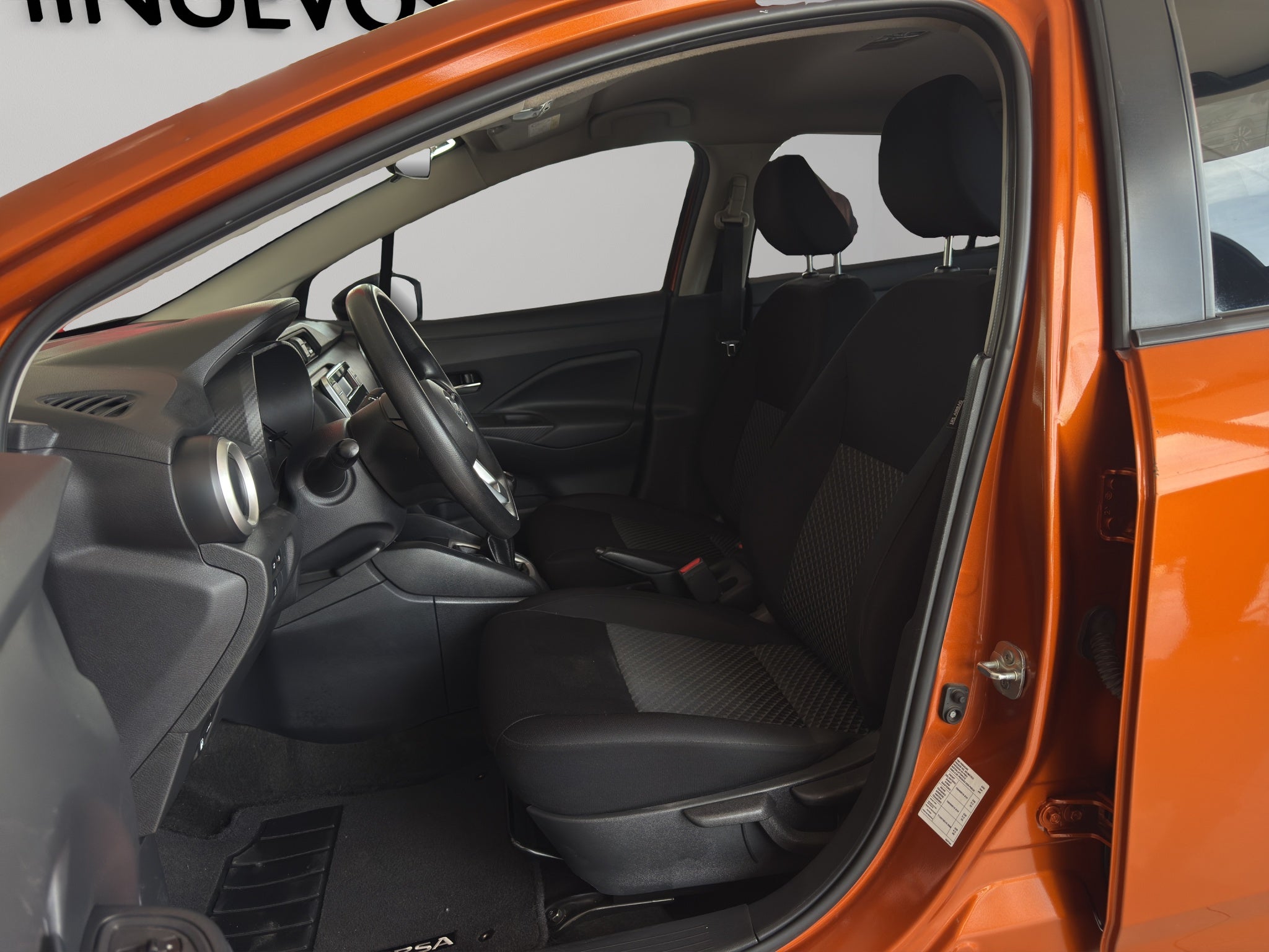 2022 Nissan Versa 4 pts. Sense, TM5, a/ac., VE, R-15 (línea anterior)