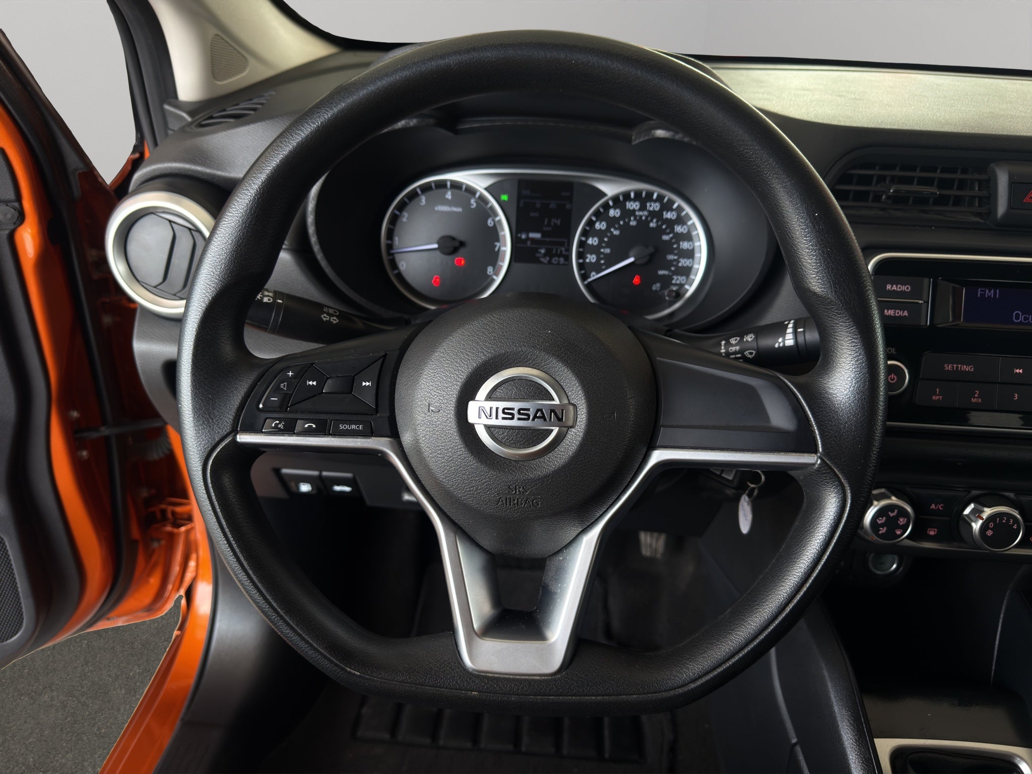 2022 Nissan Versa 4 pts. Sense, TM5, a/ac., VE, R-15 (línea anterior)