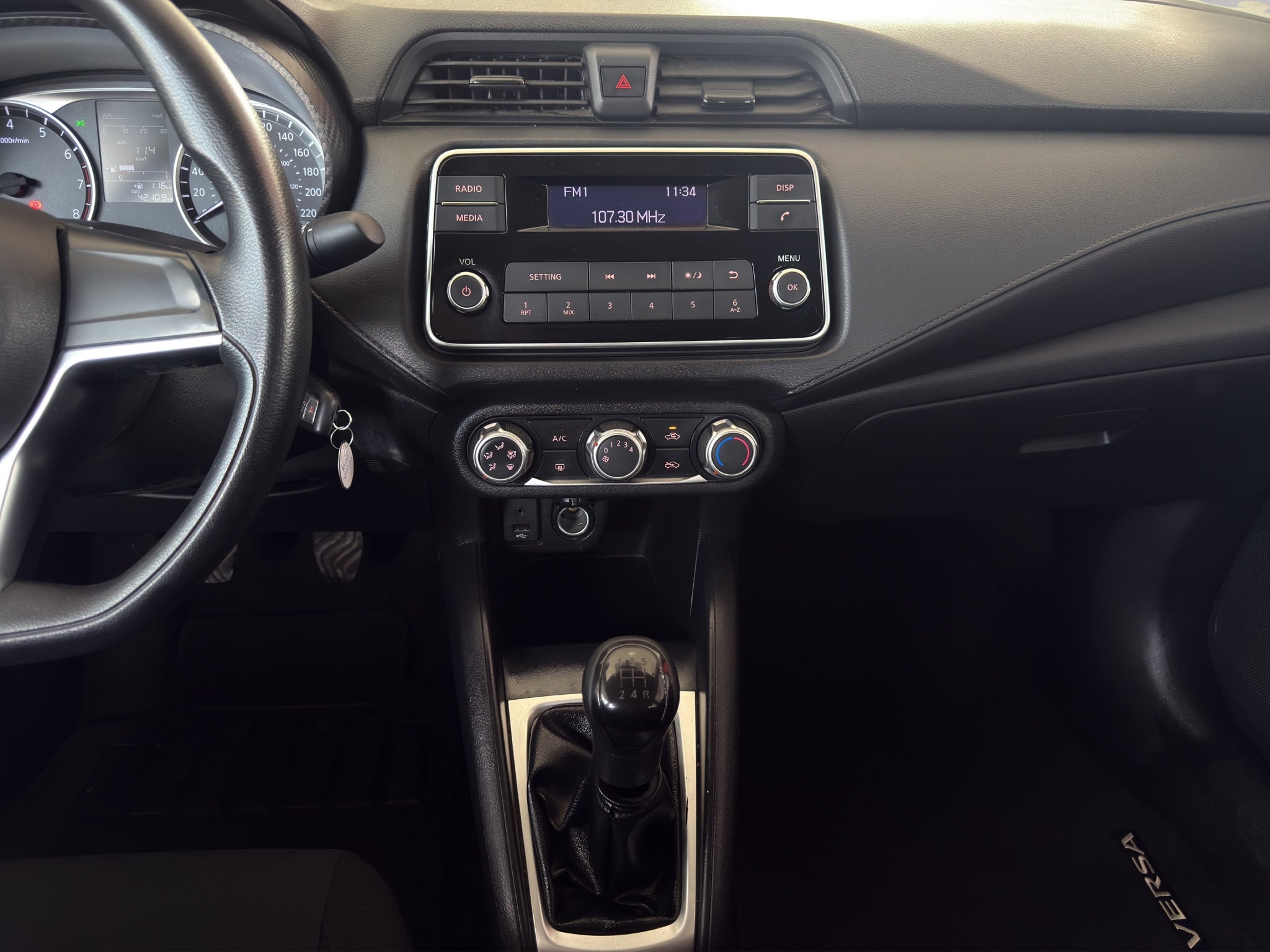 2022 Nissan Versa 4 pts. Sense, TM5, a/ac., VE, R-15 (línea anterior)