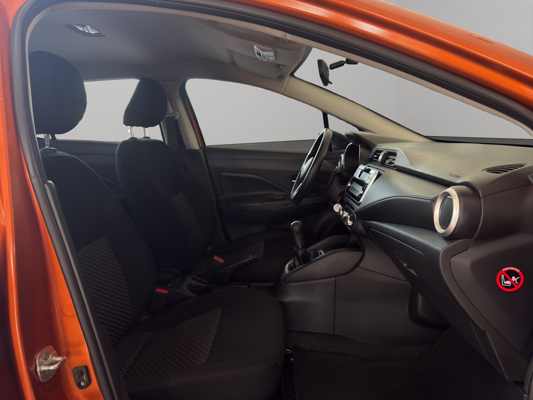 2022 Nissan Versa 4 pts. Sense, TM5, a/ac., VE, R-15 (línea anterior)