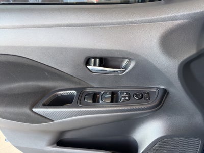 2024 Nissan Versa 4 pts. Advance, TM5, a/ac., f. niebla, RA-16