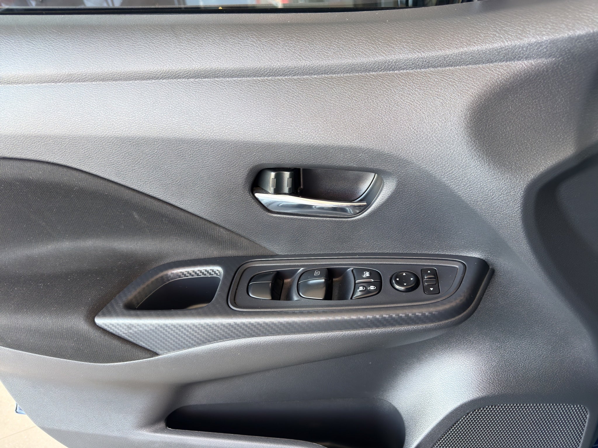 2024 Nissan Versa 4 pts. Advance, TM5, a/ac., f. niebla, RA-16