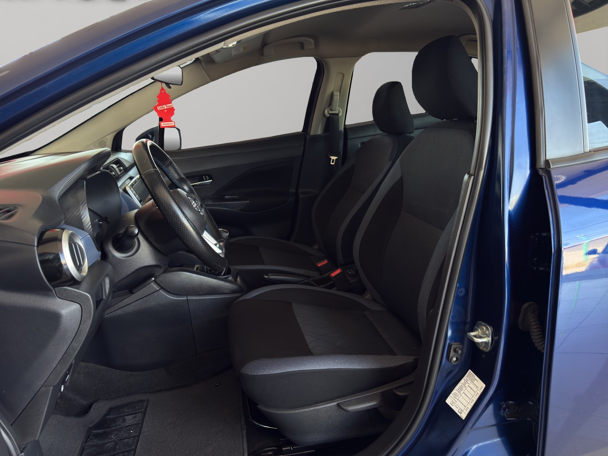 2024 Nissan Versa 4 pts. Advance, TM5, a/ac., f. niebla, RA-16