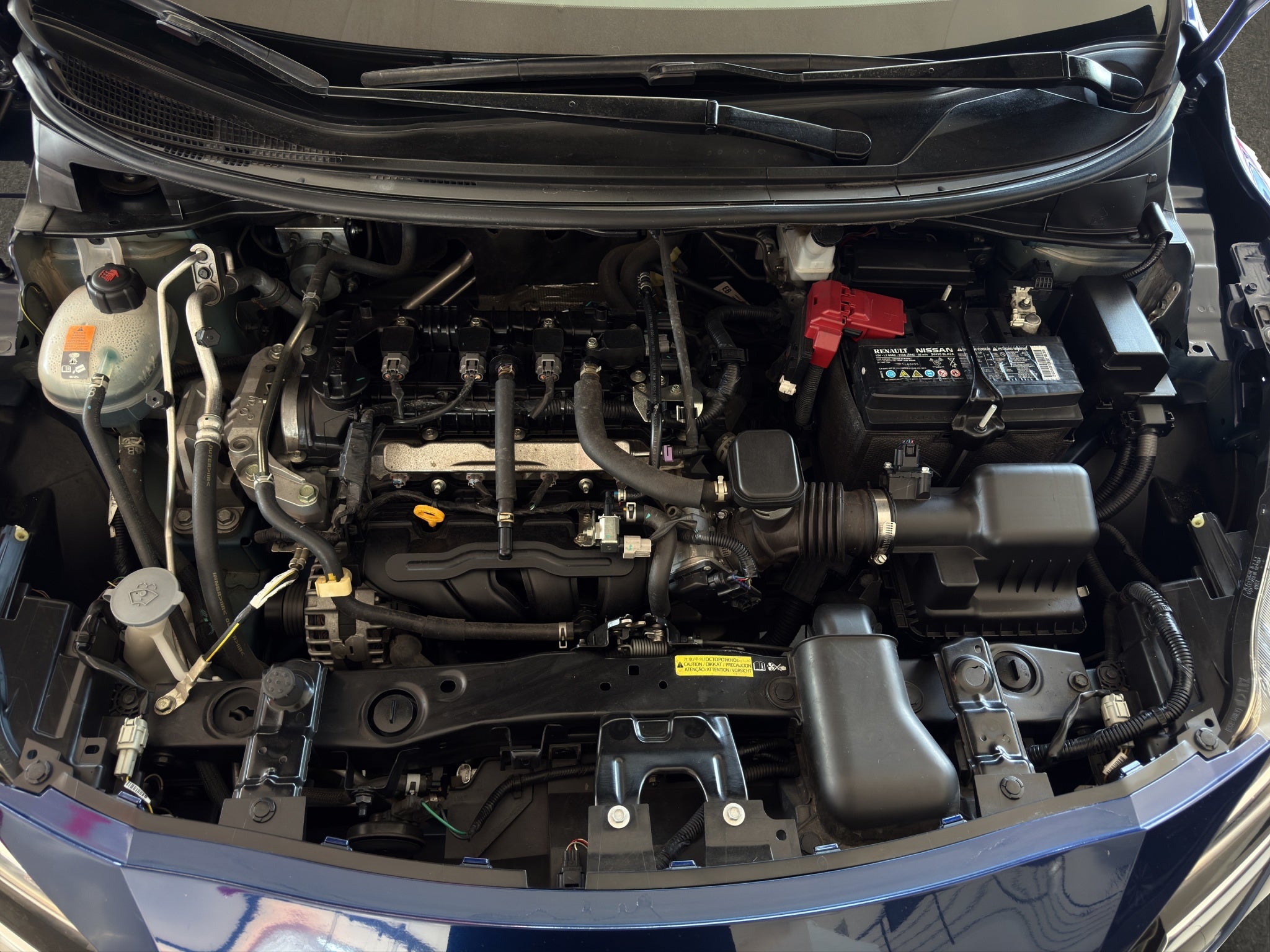 2024 Nissan Versa 4 pts. Advance, TM5, a/ac., f. niebla, RA-16