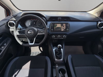 2024 Nissan Versa 4 pts. Advance, TM5, a/ac., f. niebla, RA-16