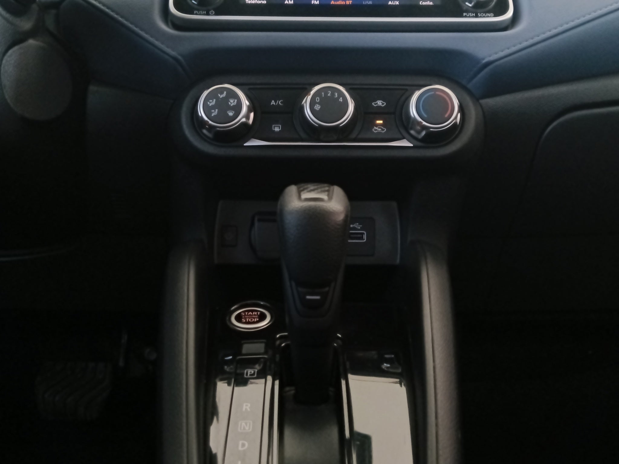 2024 Nissan Versa 4 pts. Advance, CVT, a/ac; f. niebla, RA-16