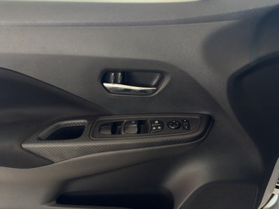 2023 Nissan Versa 4 pts. Advance, TM5, a/ac., f. niebla, RA-16 (cambio de línea)