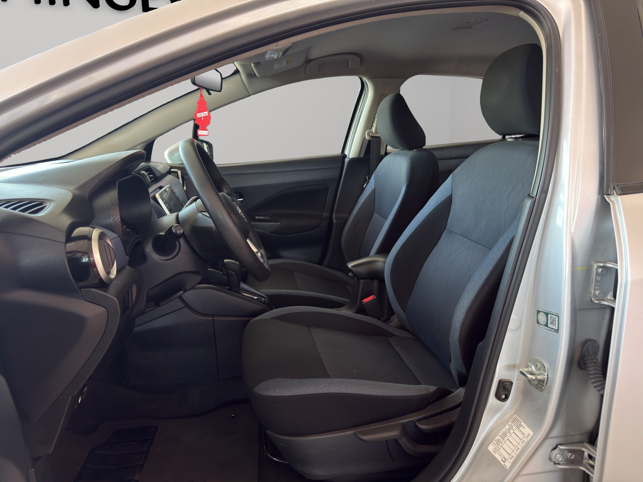 2023 Nissan Versa 4 pts. Advance, TM5, a/ac., f. niebla, RA-16 (cambio de línea)