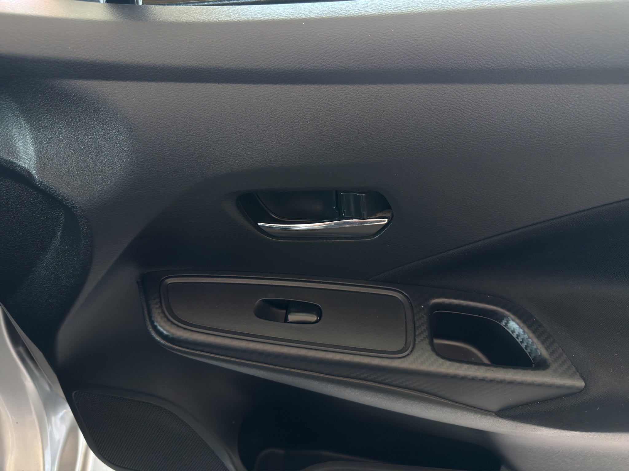 2023 Nissan Versa 4 pts. Advance, TM5, a/ac., f. niebla, RA-16 (cambio de línea)