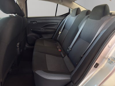 2023 Nissan Versa 4 pts. Advance, TM5, a/ac., f. niebla, RA-16 (cambio de línea)