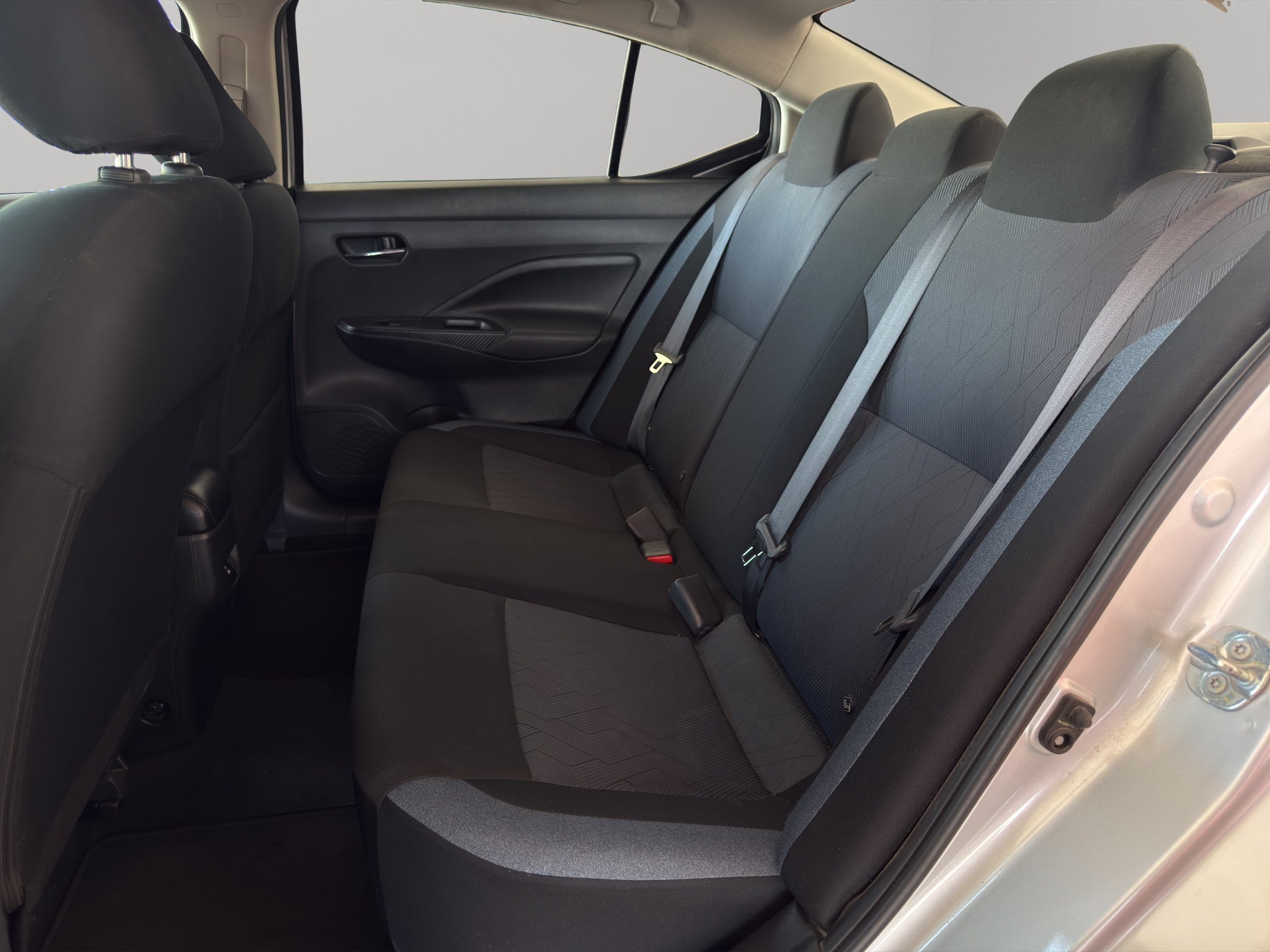 2023 Nissan Versa 4 pts. Advance, TM5, a/ac., f. niebla, RA-16 (cambio de línea)