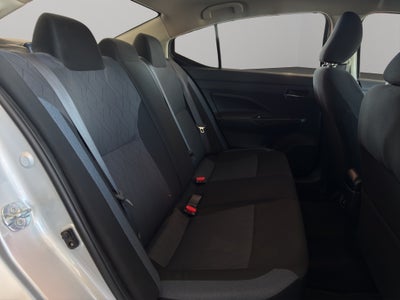 2023 Nissan Versa 4 pts. Advance, TM5, a/ac., f. niebla, RA-16 (cambio de línea)