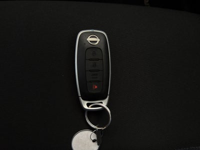 2023 Nissan Versa 4 pts. Advance, TM5, a/ac., f. niebla, RA-16 (cambio de línea)