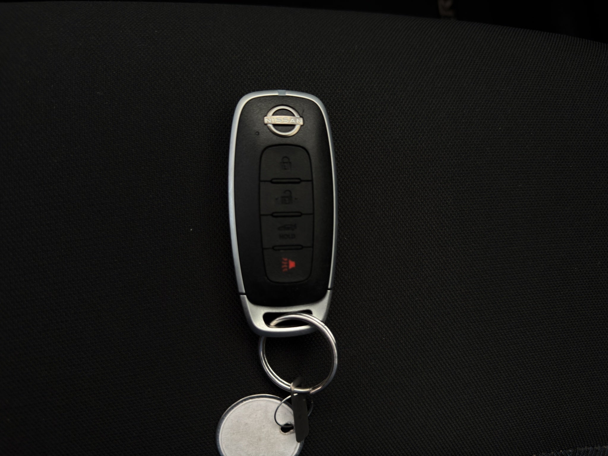 2023 Nissan Versa 4 pts. Advance, TM5, a/ac., f. niebla, RA-16 (cambio de línea)