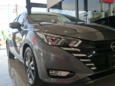 2023 Nissan Versa 4 pts. Advance, TM5, a/ac., f. niebla, RA-16 (cambio de línea)