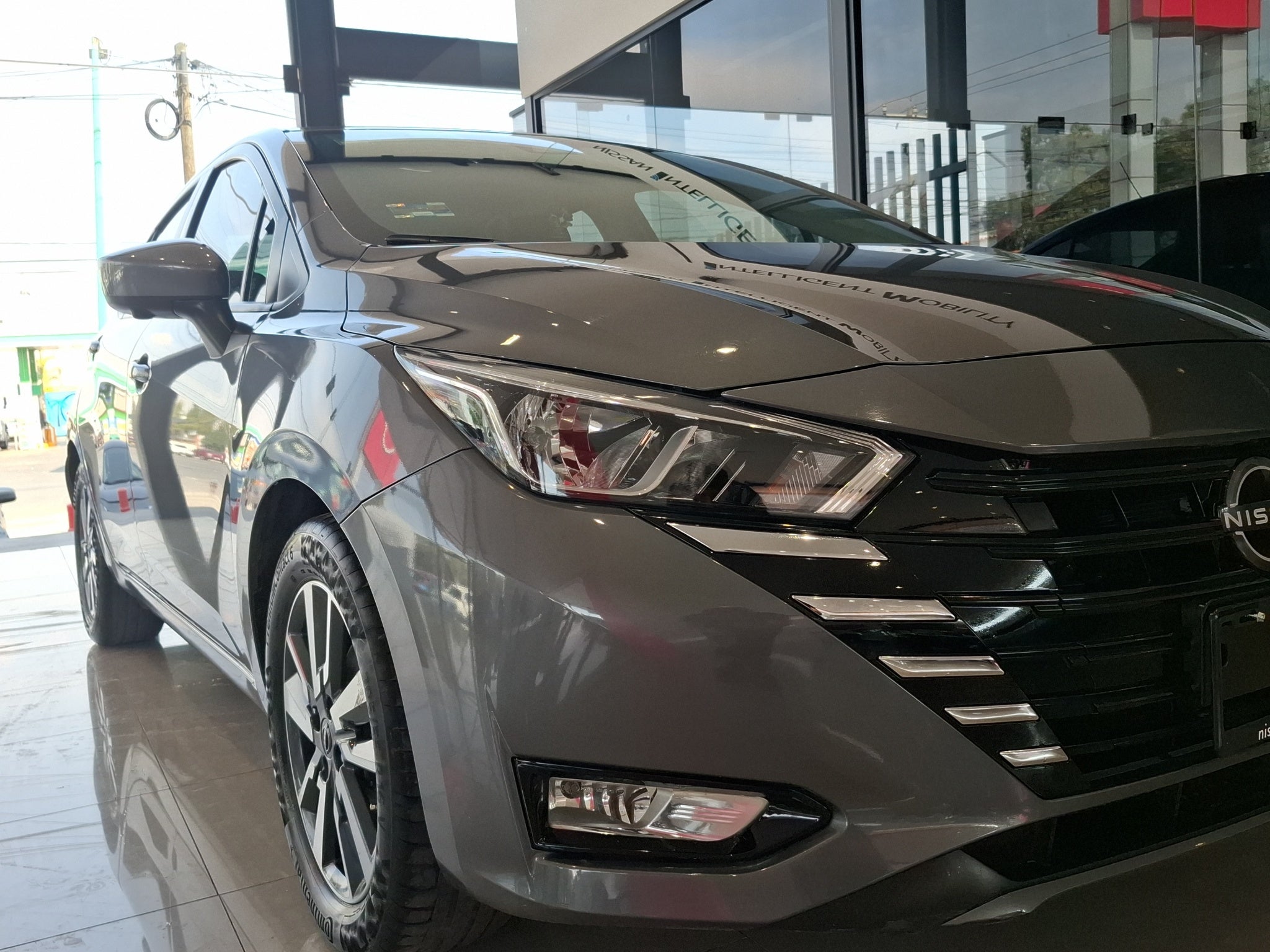 2023 Nissan Versa 4 pts. Advance, TM5, a/ac., f. niebla, RA-16 (cambio de línea)