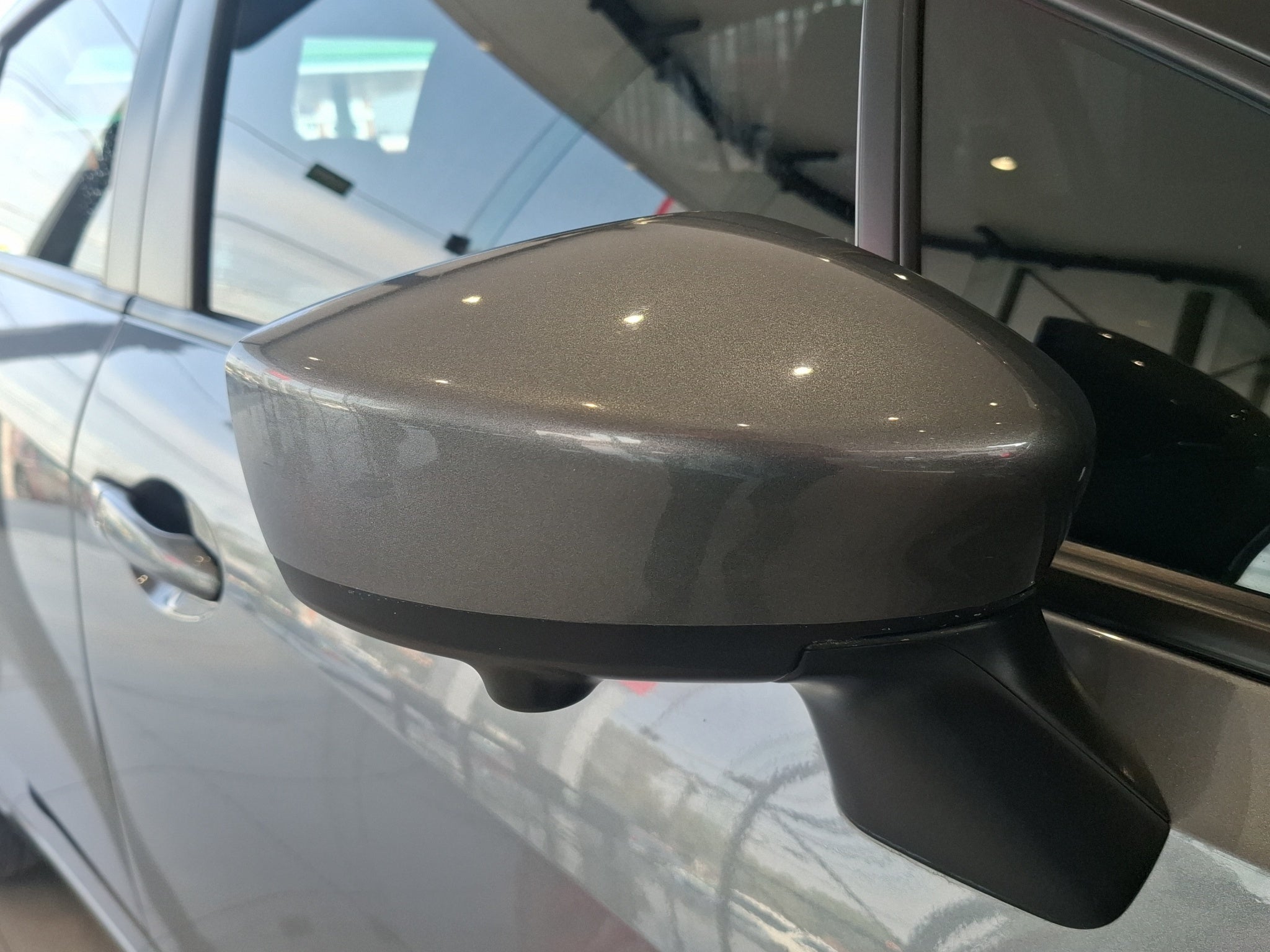 2023 Nissan Versa 4 pts. Advance, TM5, a/ac., f. niebla, RA-16 (cambio de línea)