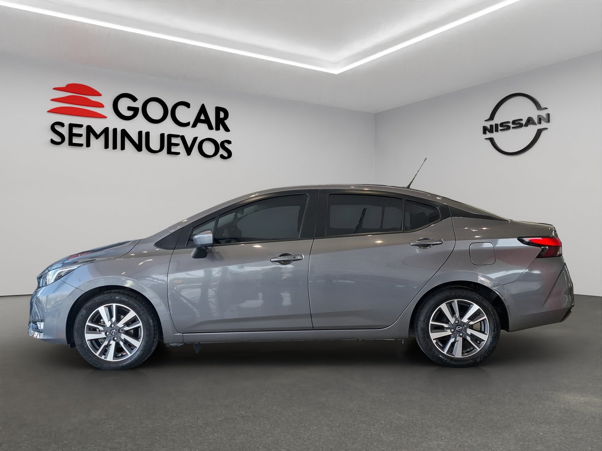 2023 Nissan Versa 4 pts. Advance, TM5, a/ac., f. niebla, RA-16 (cambio de línea)