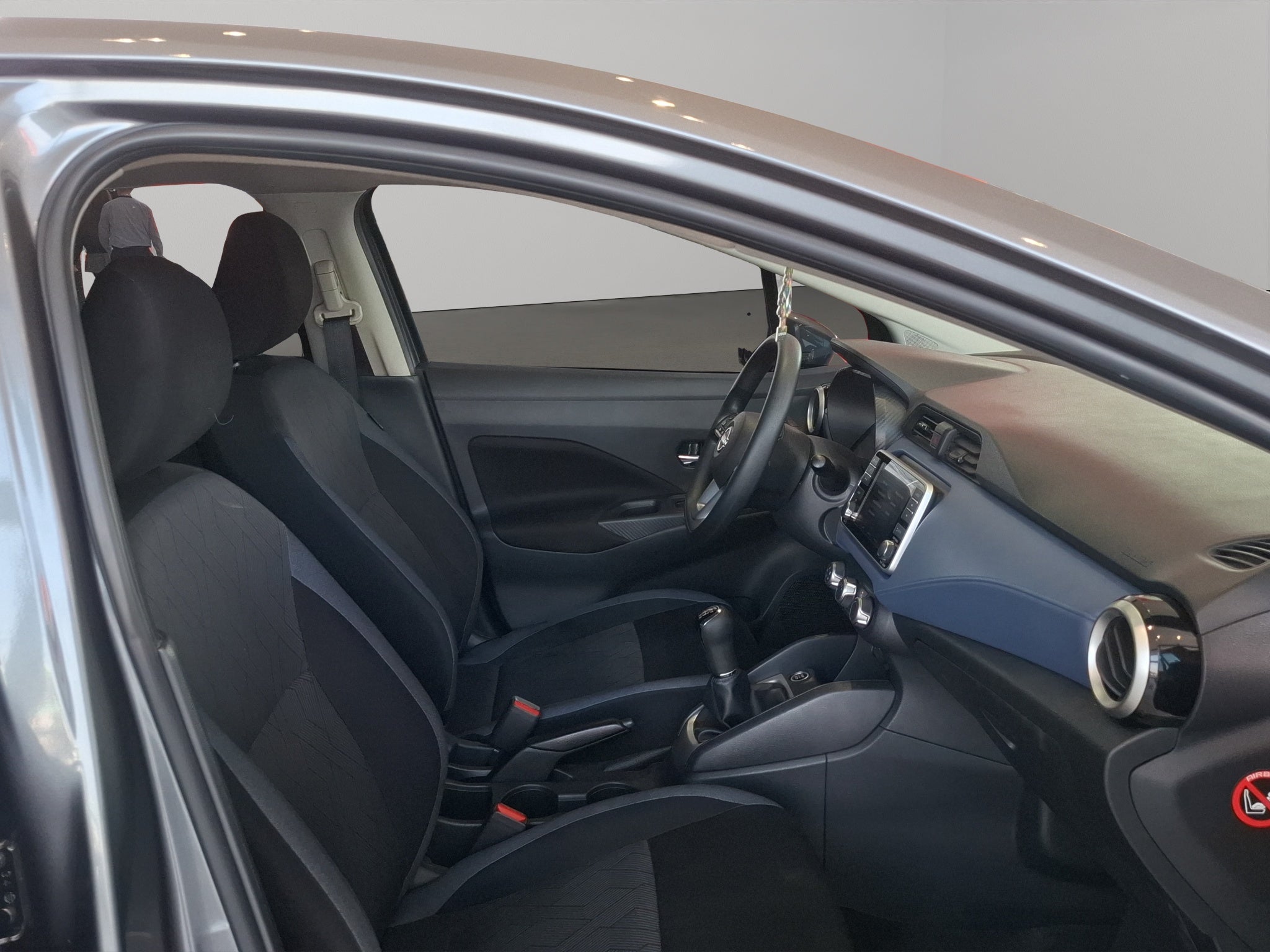 2023 Nissan Versa 4 pts. Advance, TM5, a/ac., f. niebla, RA-16 (cambio de línea)