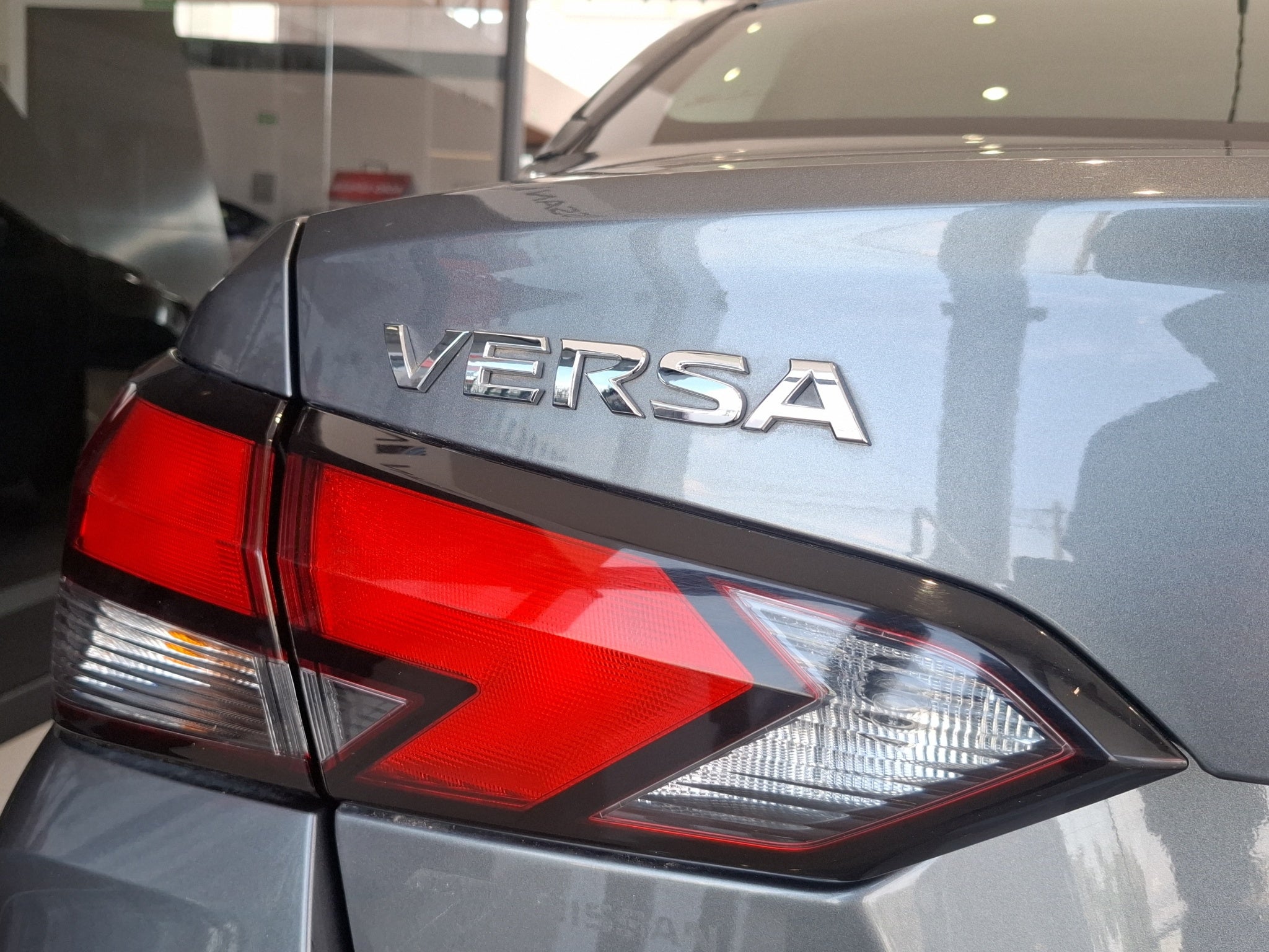 2023 Nissan Versa 4 pts. Advance, TM5, a/ac., f. niebla, RA-16 (cambio de línea)