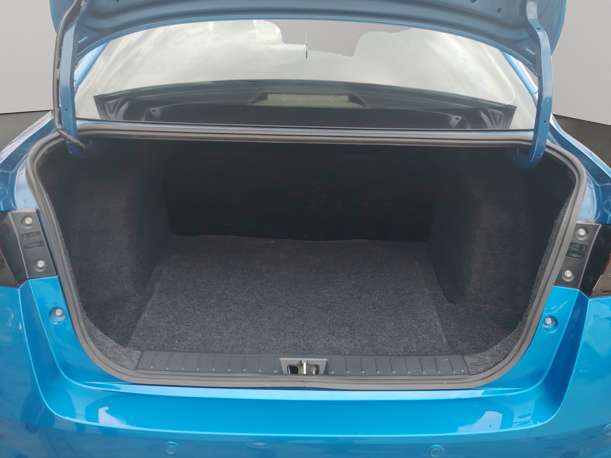 2025 Nissan Versa 4 pts. Sense, TM5, a/ac., R-15 (línea anterior)