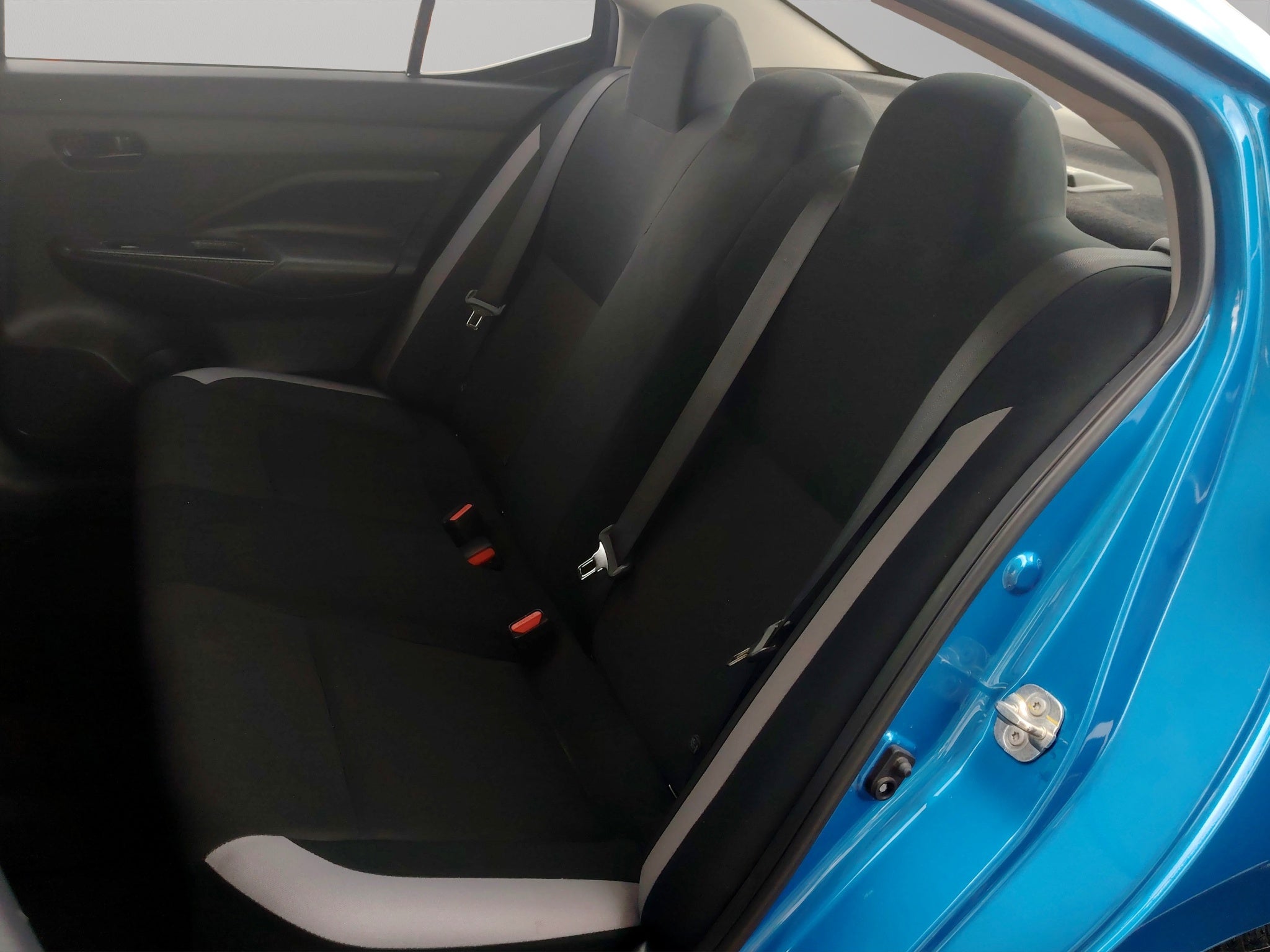 2025 Nissan Versa 4 pts. Sense, TM5, a/ac., R-15 (línea anterior)