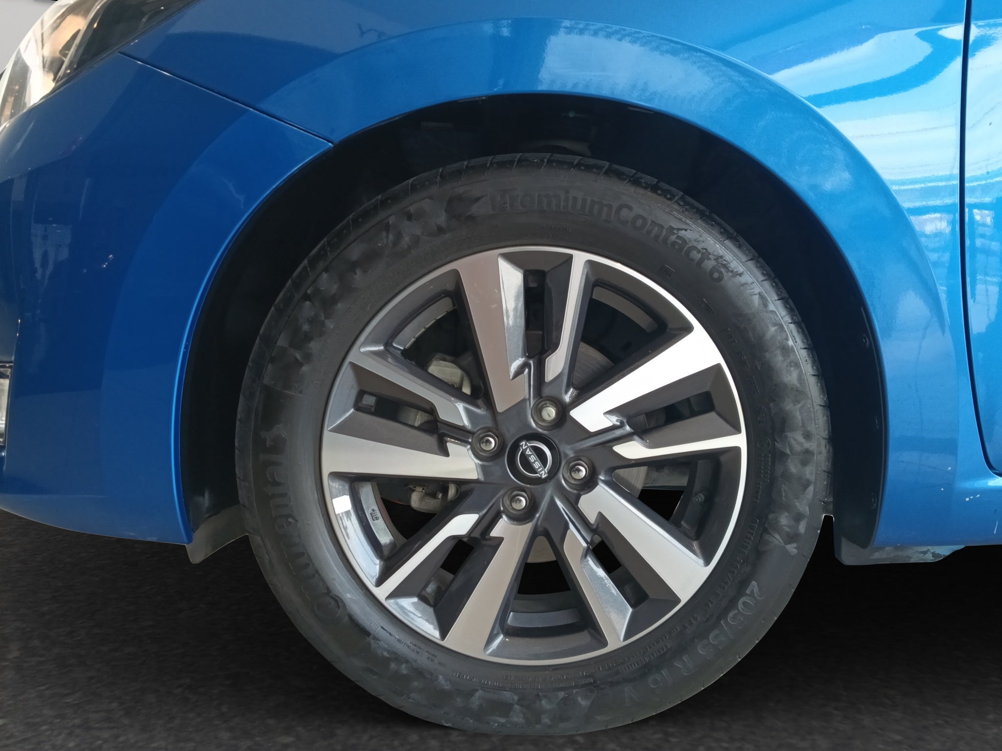 2024 Nissan Versa 4 pts. Advance, TM5, a/ac., f. niebla, RA-16