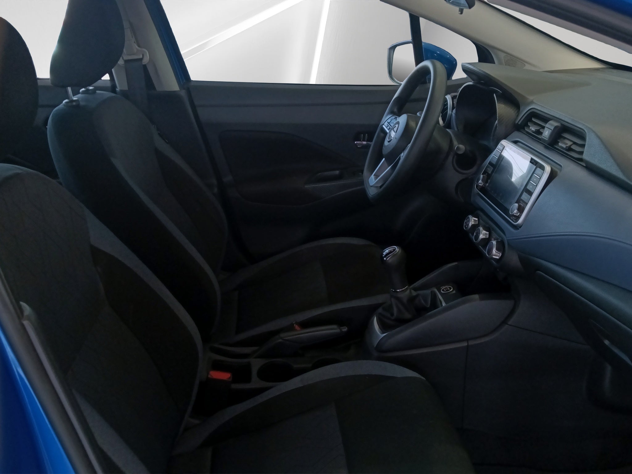 2024 Nissan Versa 4 pts. Advance, TM5, a/ac., f. niebla, RA-16