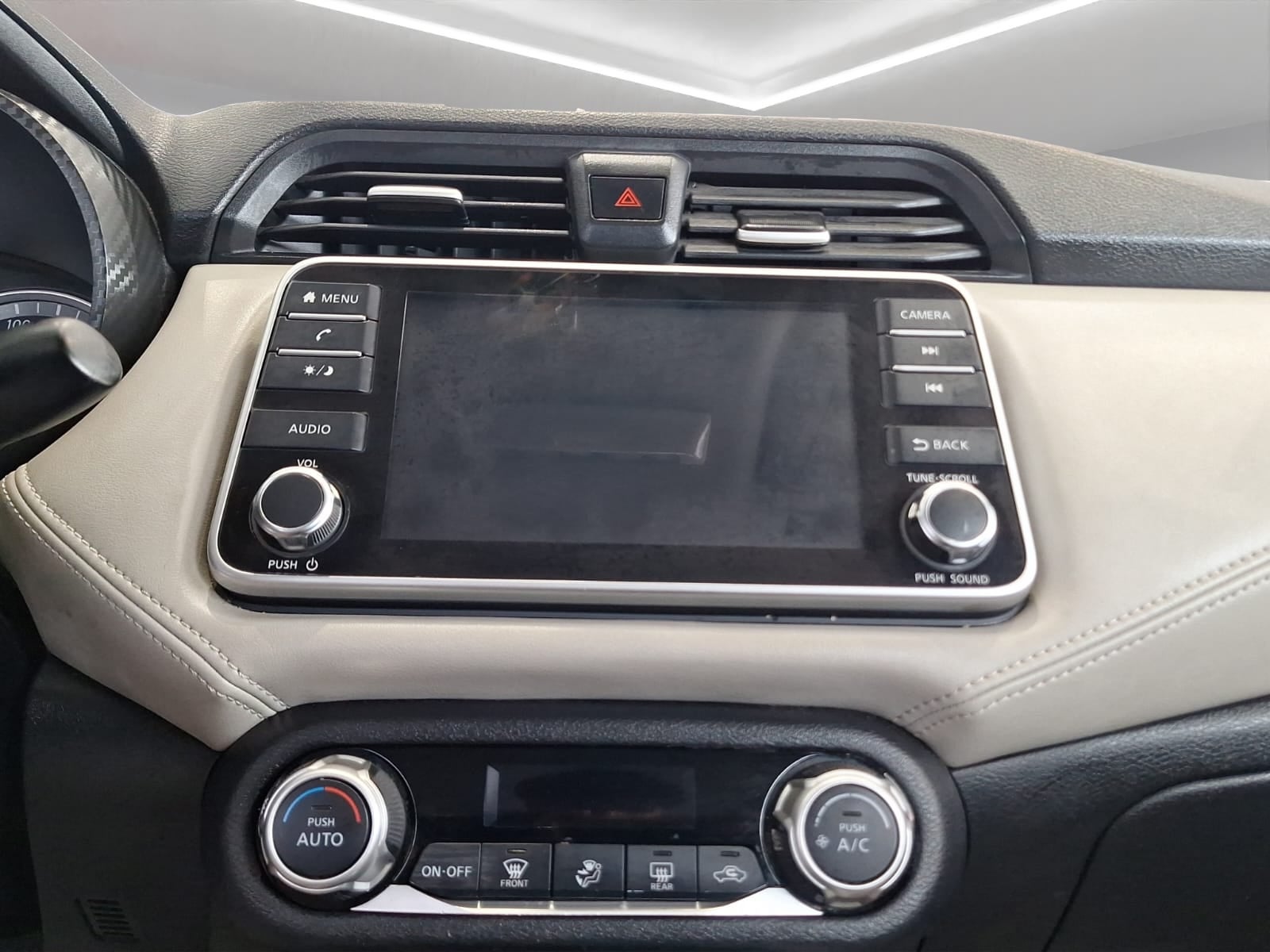 2021 Nissan Versa 4 pts. Platinum, TA, a/ac. Aut., VE, piel, GPS, f. led, RA-17