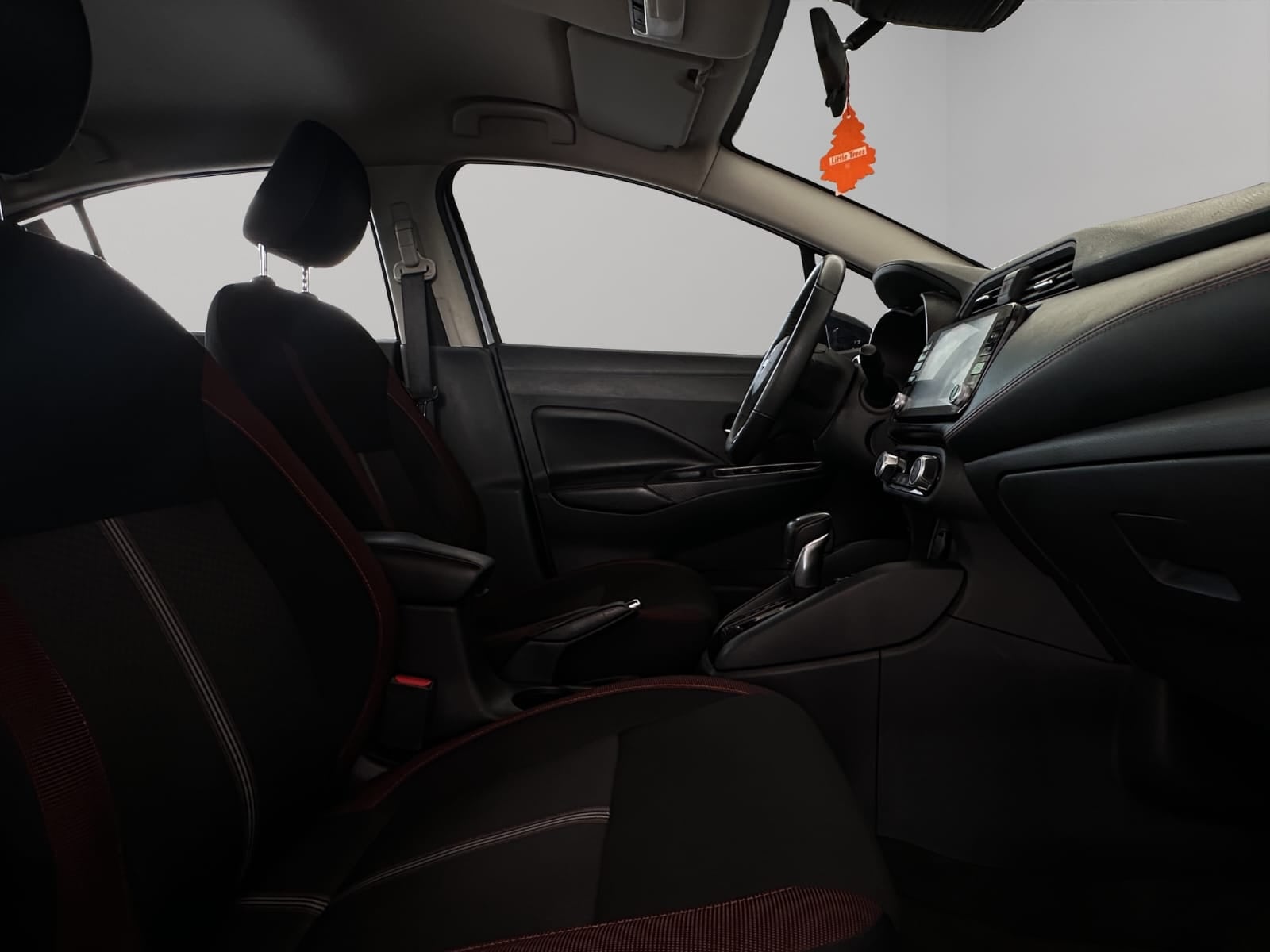 2024 Nissan Versa 4 pts. SR, TA, a/ac. Aut., f. niebla, f. led, spoiler, RA-17