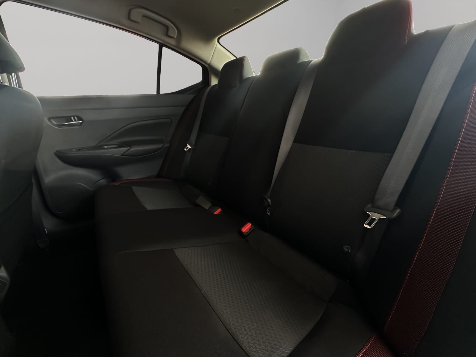 2024 Nissan Versa 4 pts. SR, TA, a/ac. Aut., f. niebla, f. led, spoiler, RA-17