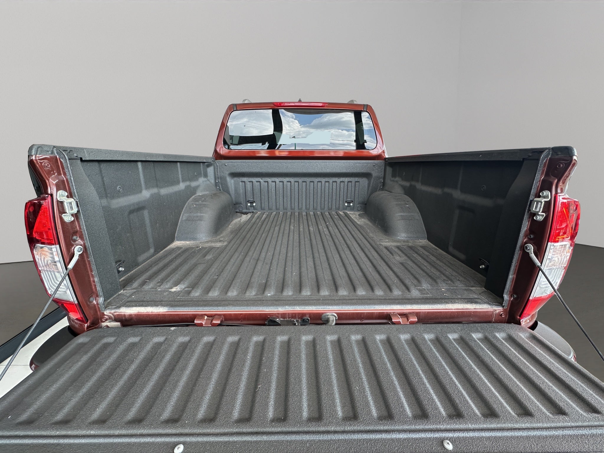 2025 Nissan Comerciales Frontier y NP 300 Frontier Pick-Up FRONTIER LE 2.5L 4 CIL, TA, 4 PTAS, 4X2, AA