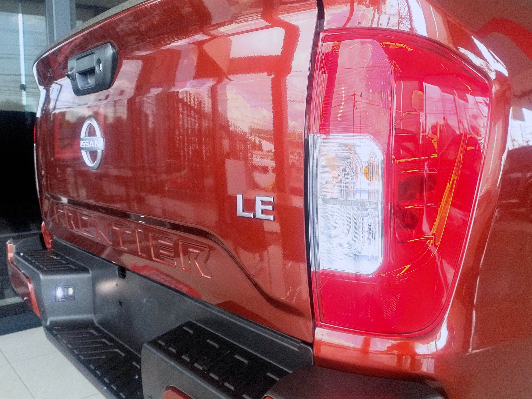 2025 Nissan Comerciales Frontier y NP 300 Frontier Pick-Up FRONTIER LE 2.5L 4 CIL, TA, 4 PTAS, 4X2, AA