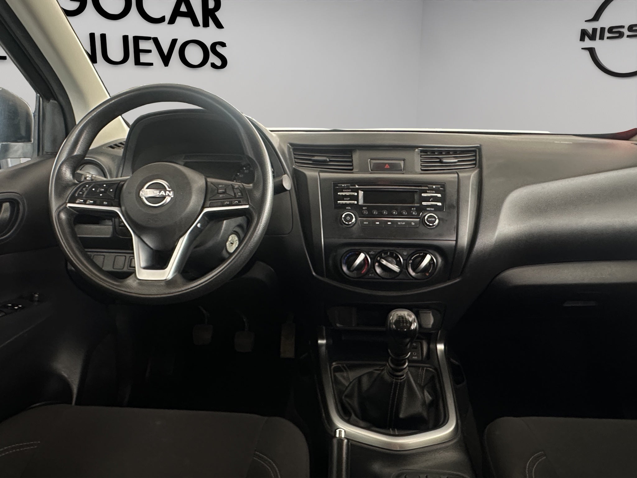 2024 Nissan Comerciales NP300 2 pts. Pick-Up, Cab. Sencilla, TM6, a/ac.