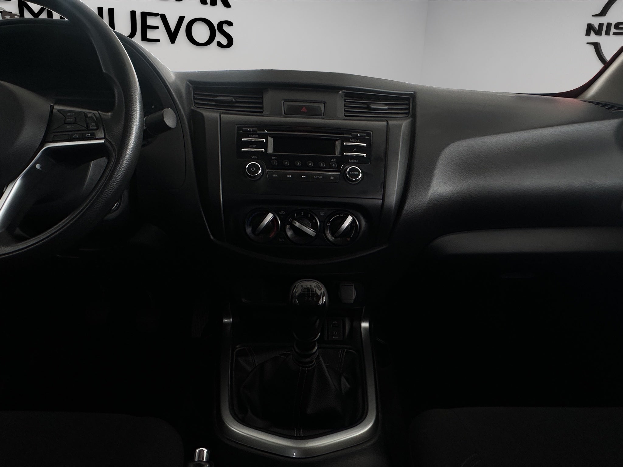 2024 Nissan Comerciales NP300 2 pts. Pick-Up, Cab. Sencilla, TM6, a/ac.