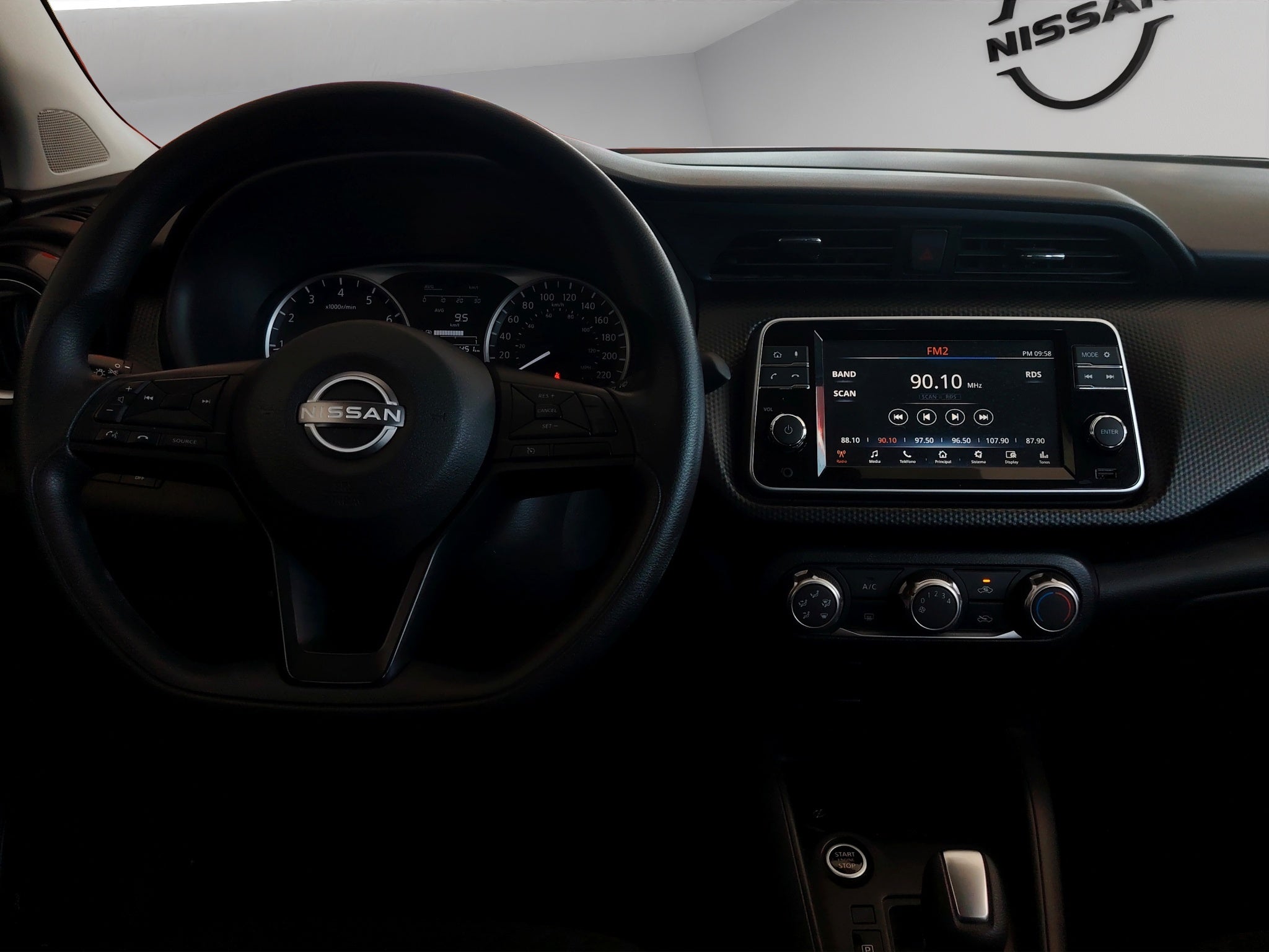2025 Nissan Kicks VUD 5 pts. Play Advance, 1.6l, TM5, RA-17 (línea nueva)