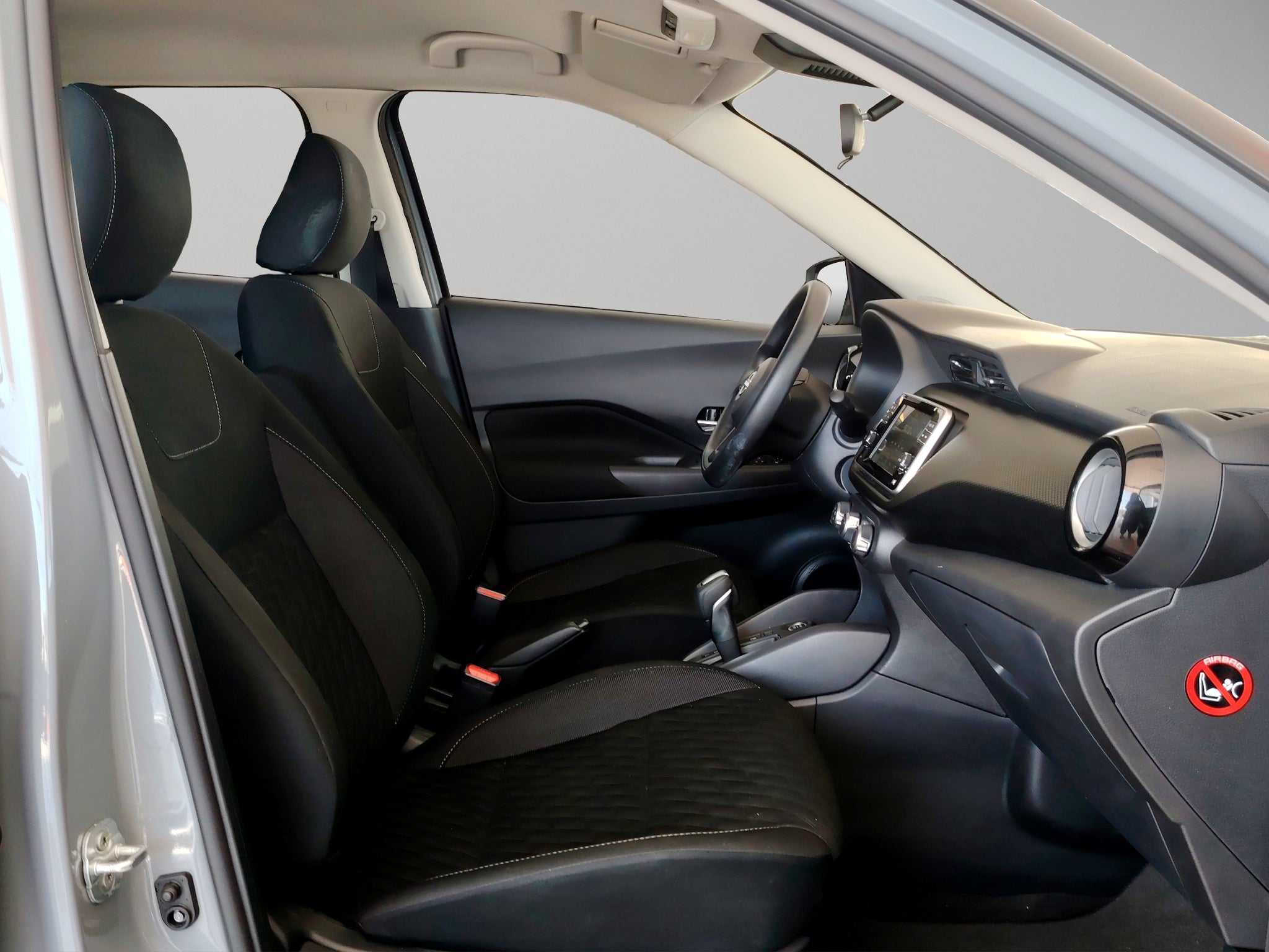 2025 Nissan Kicks VUD 5 pts. Play Advance, 1.6l, TM5, RA-17 (línea nueva)