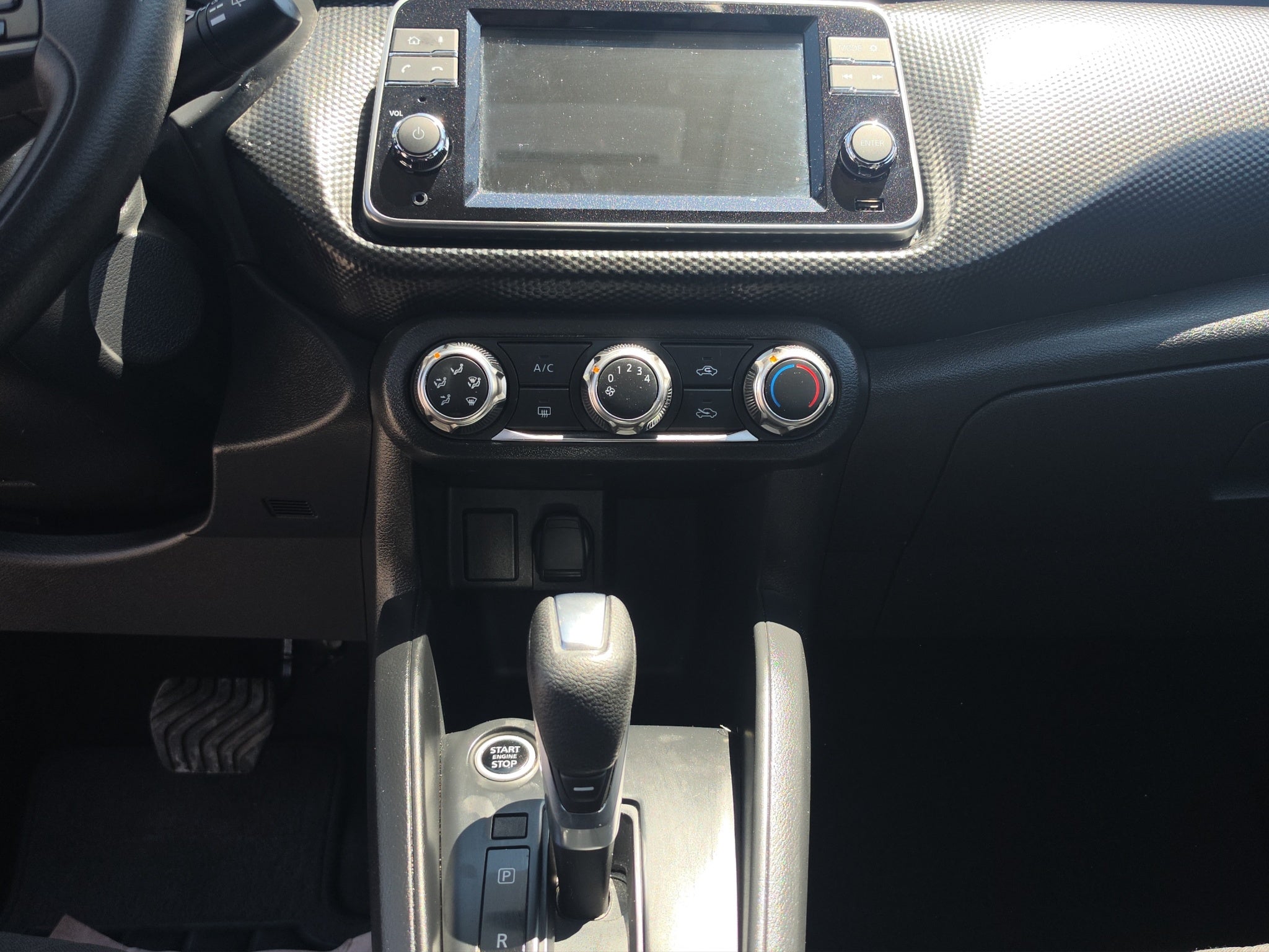 2025 Nissan Kicks VUD 5 pts. Advance, 2.0l, TA, RA-17 (línea nueva)