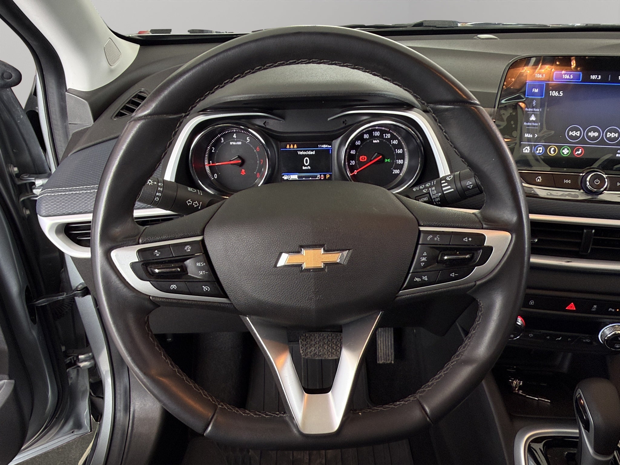 2025 Chevrolet Tracker VUD 5 pts. Premier, 1.2T, TA, piel, f. led, RA-17 bitono (cambio de línea)