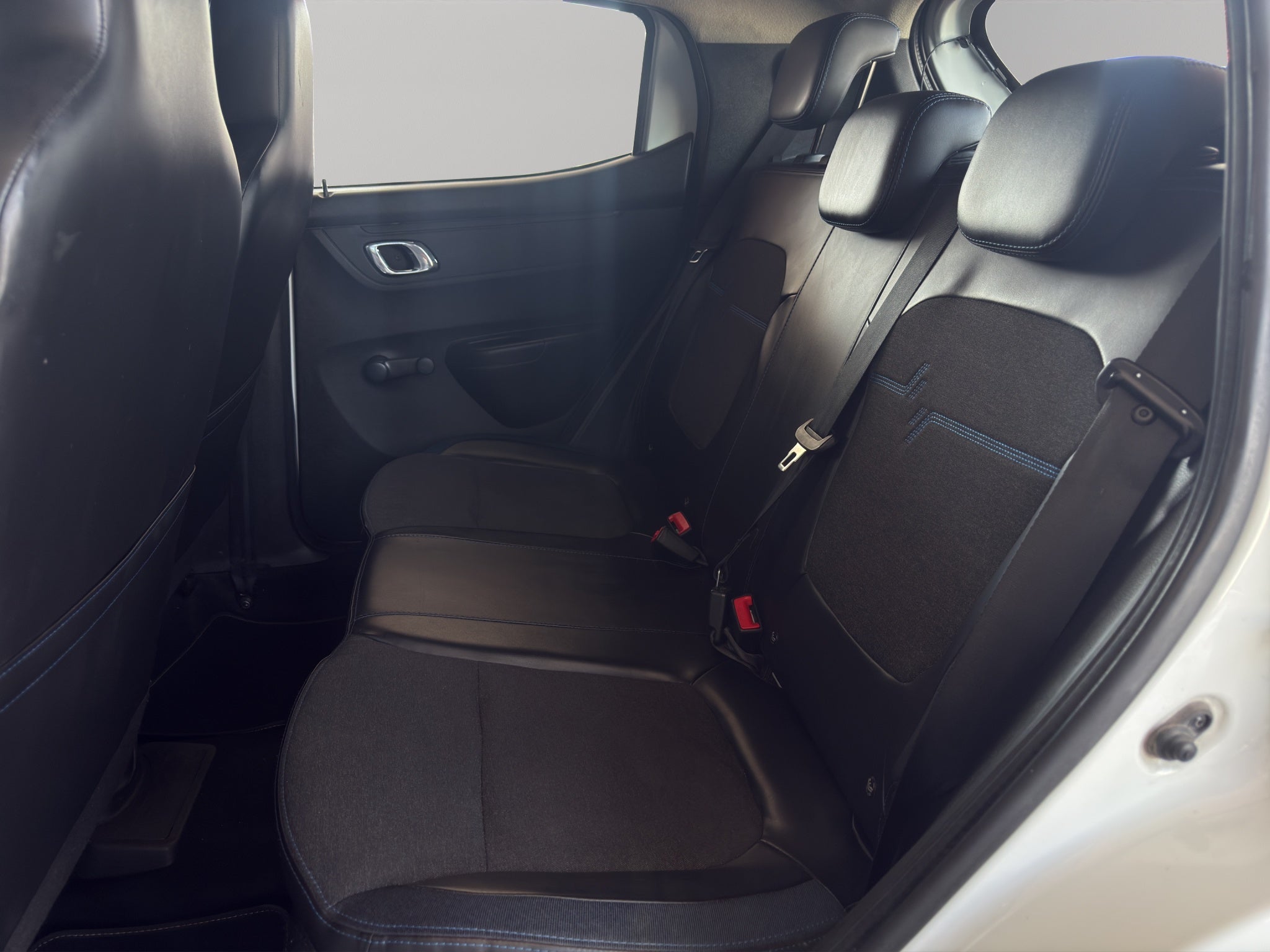 2023 Renault Kwid 5 pts. HB Iconic, TM5, a/ac., pantalla touch 8