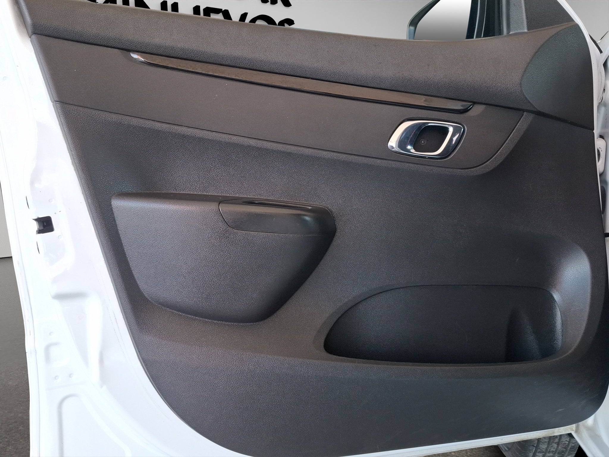 2023 Renault Kwid 5 pts. HB Iconic, TM5, a/ac., pantalla touch 8