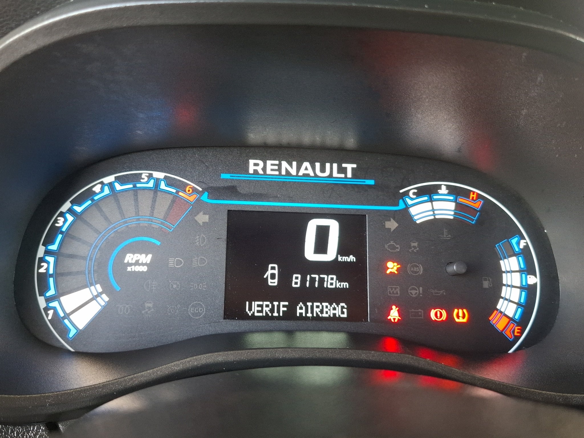 2023 Renault Kwid 5 pts. HB Iconic, TM5, a/ac., pantalla touch 8