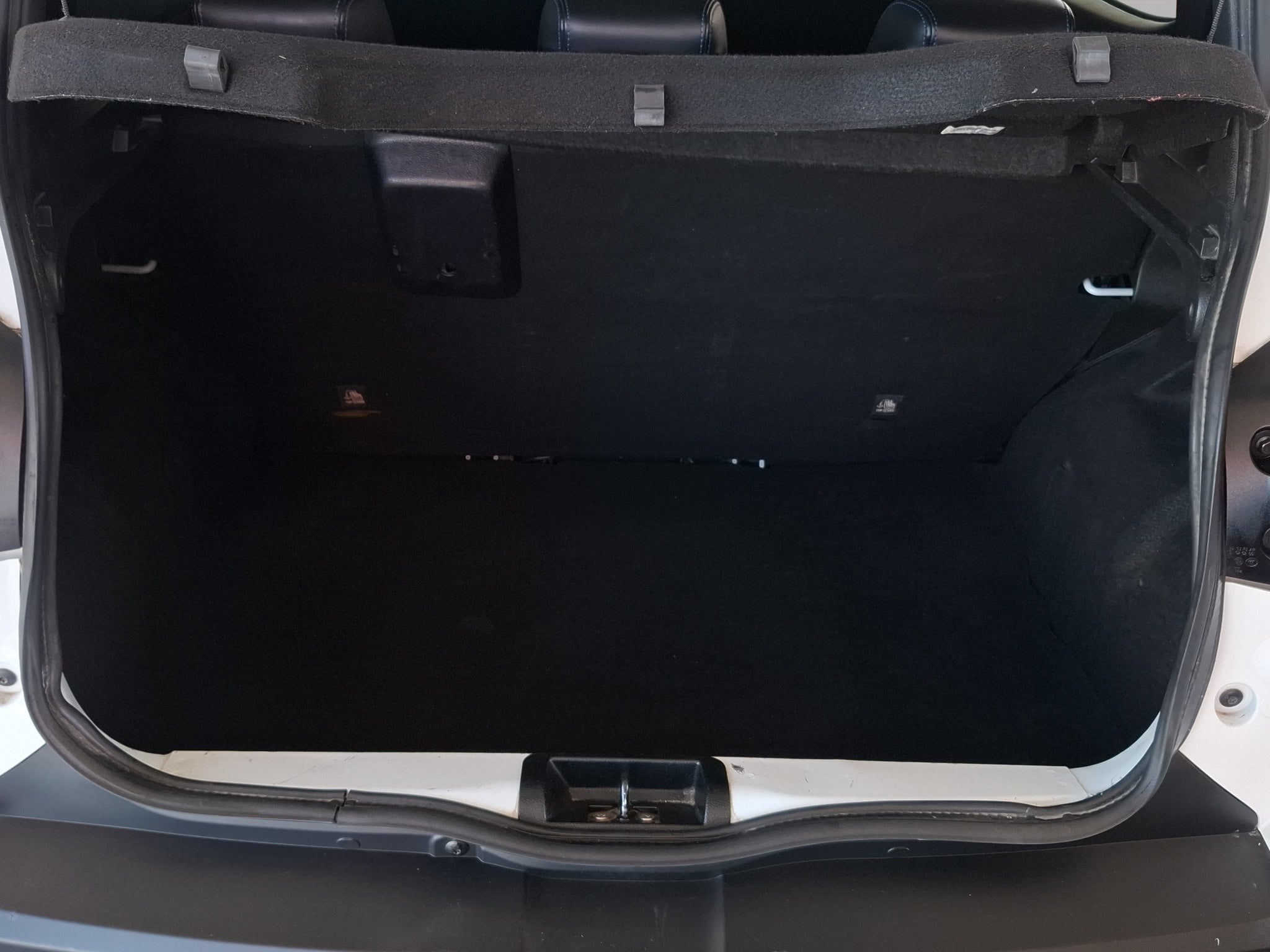 2023 Renault Kwid 5 pts. HB Iconic, TM5, a/ac., pantalla touch 8