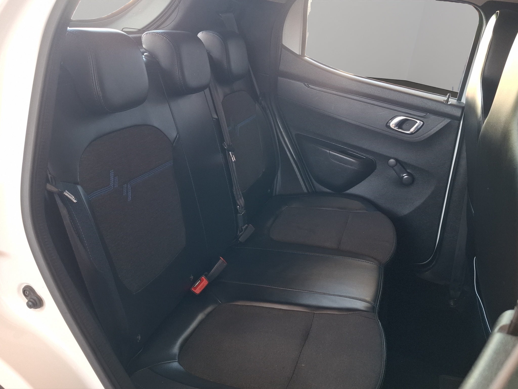 2023 Renault Kwid 5 pts. HB Iconic, TM5, a/ac., pantalla touch 8