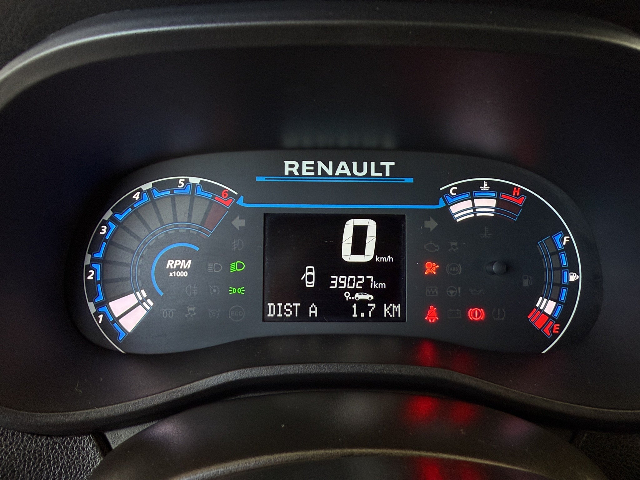 2025 Renault Kwid 5 pts. HB Iconic, TM5, a/ac., pantalla touch 8