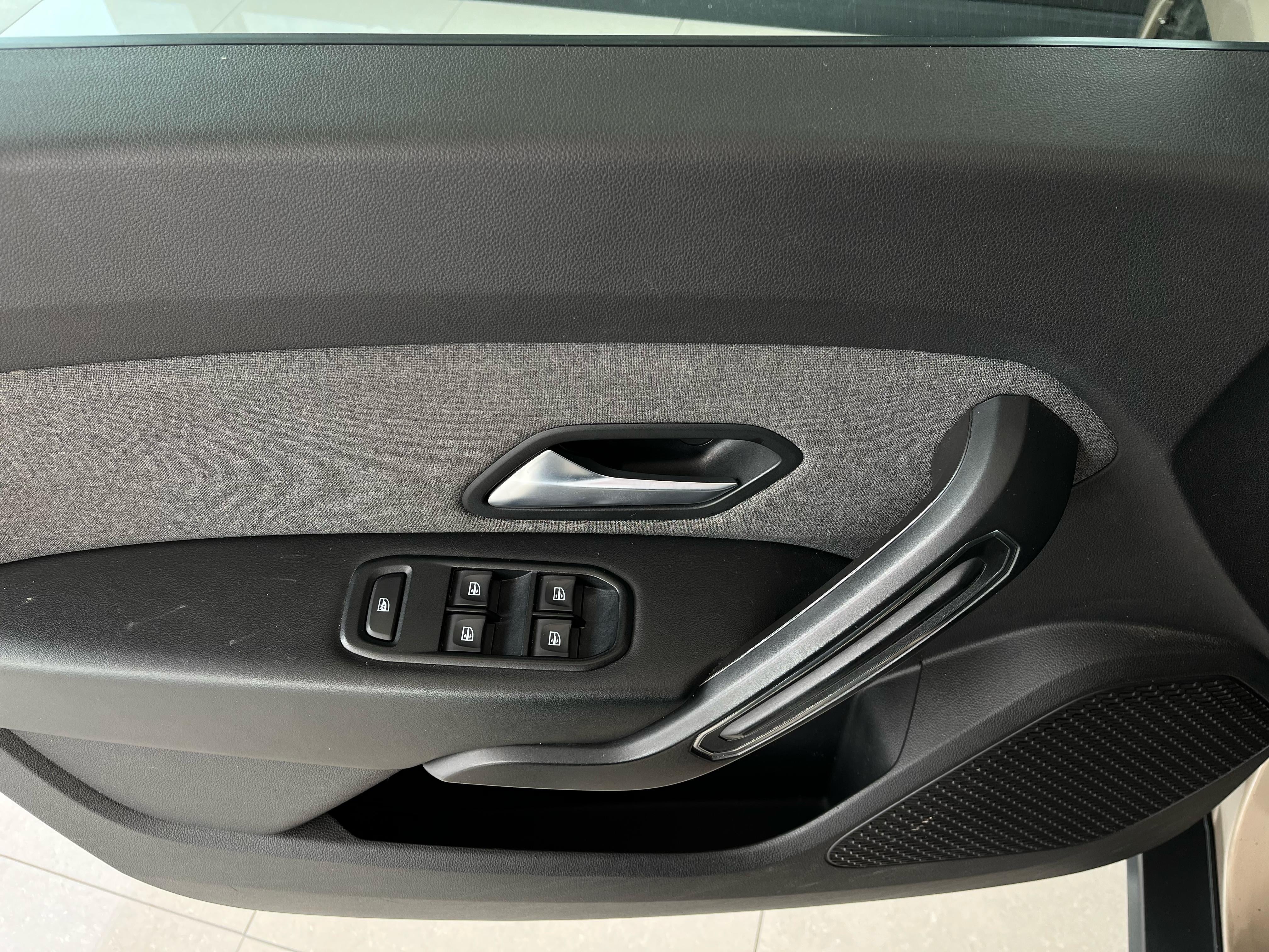 2022 Renault Duster VUD 5 pts. Iconic, 1.3T, TA, a/ac., VE, MP3, GPS, f. niebla, RA-17