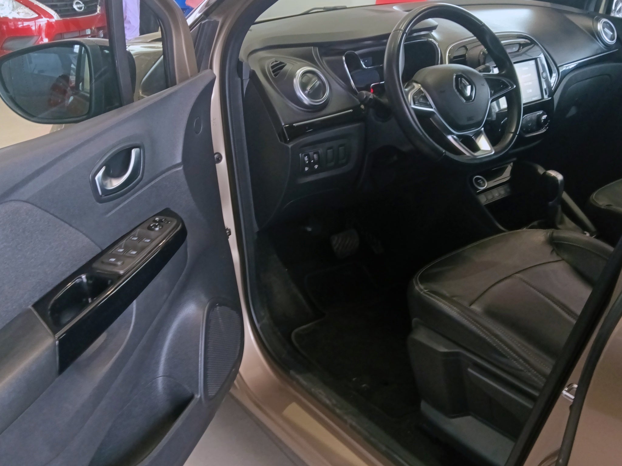 2022 Renault Captur VUD 5 pts. Iconic, TA, piel, GPS, RA-18