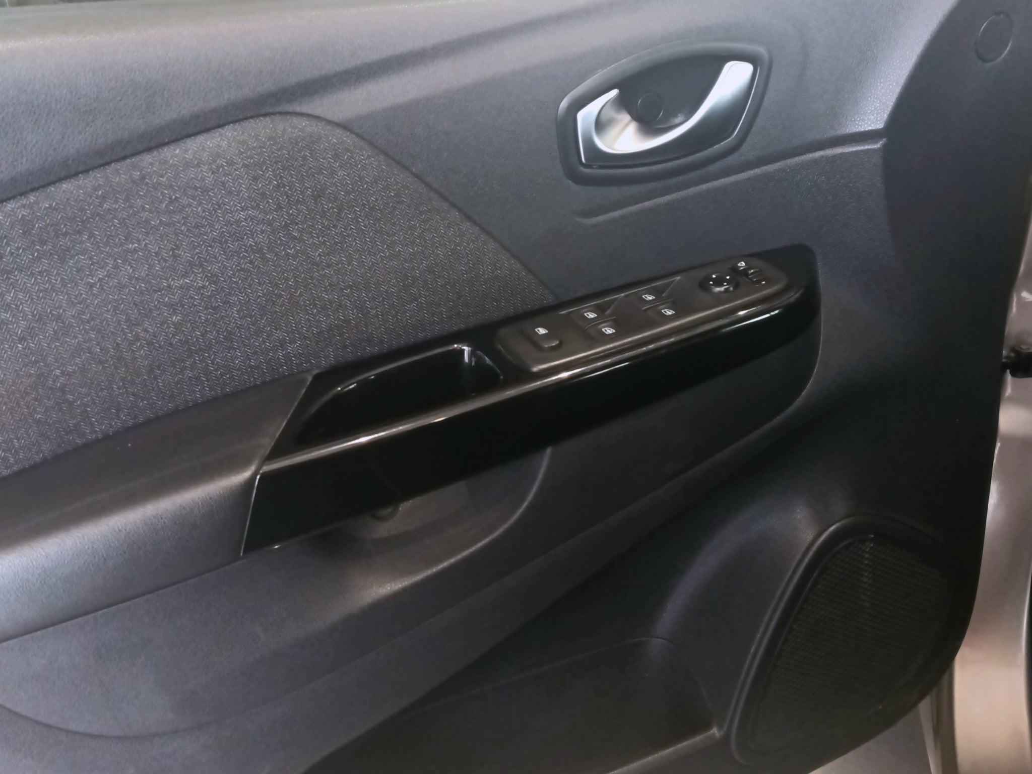 2022 Renault Captur VUD 5 pts. Iconic, TA, piel, GPS, RA-18